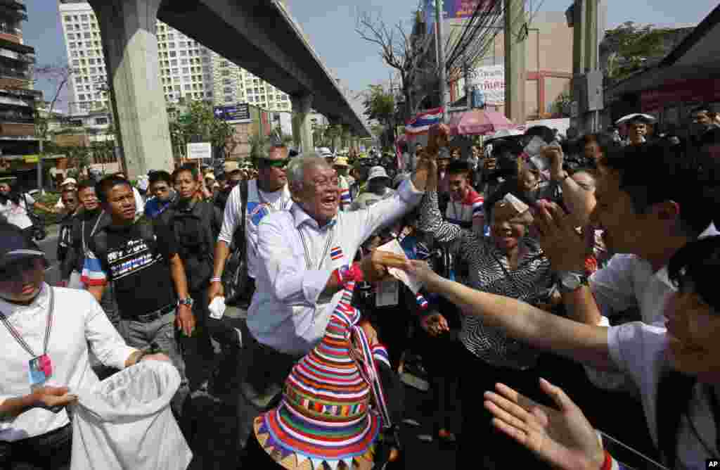 Anti-government protest leader Suthep Thaugsuban collects donation from supporters during a march through Bangkok, Feb. 3, 2014. 