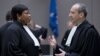 L’avocat d’Emmanuel Altit, à droite, s’entretient avec le procureur Fatou Bensouda, à la Cour pénale internationale à La Haye le 28 janvier 2016.