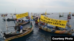 Para nelayan menyambut kapal Rainbow Warrior milik Greenpeace yang mampir di perairan Batang, Jawa Tengah awal Juni sambil menolak pendirian PLTU Batang. (Foto: LBH Semarang)