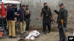 14일 파키스탄 서북부 반누의 경찰서 주변에서 발생한 폭탄 테러 현장.