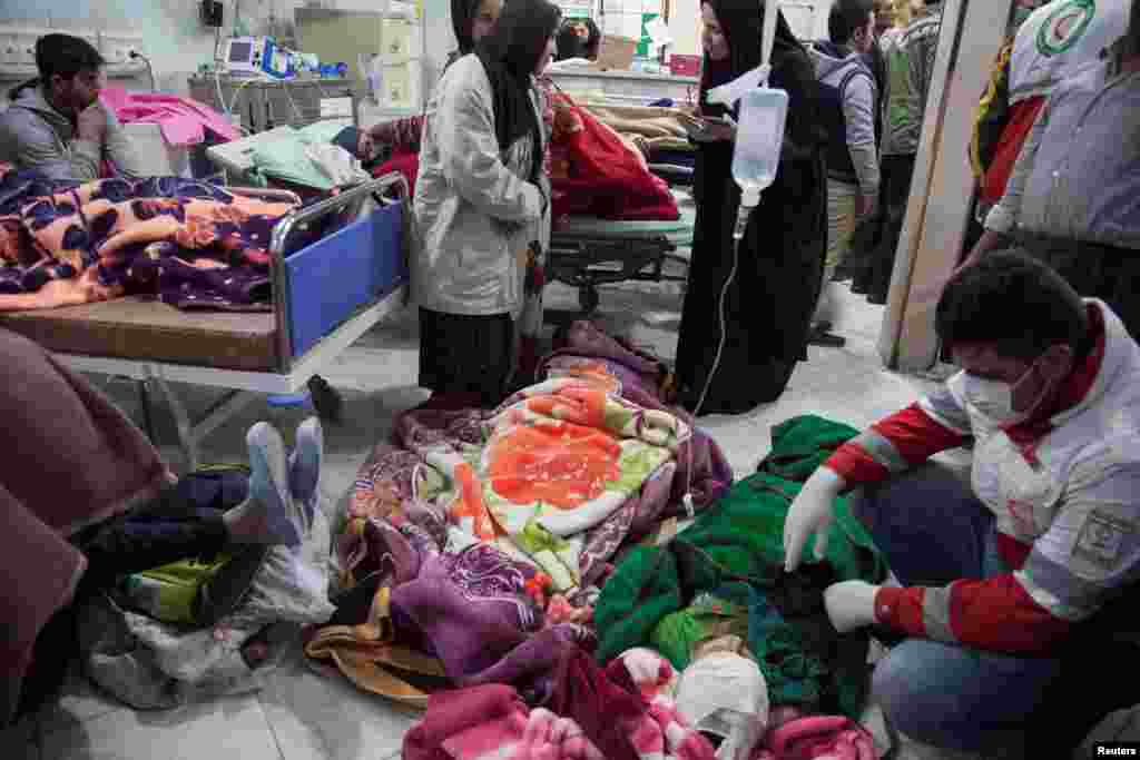 Des personnes sont soignées à la suite d&#39;un tremblement de terre dans le comté de Sarpol-e Zahab à Kermanshah, en Iran, le 13 novembre 2017. 