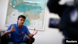 Leopoldo López habla durante una entrevista con la agencia Reuters en Caracas. López dijo en un video que se entregará a las autoridades venezolanas.