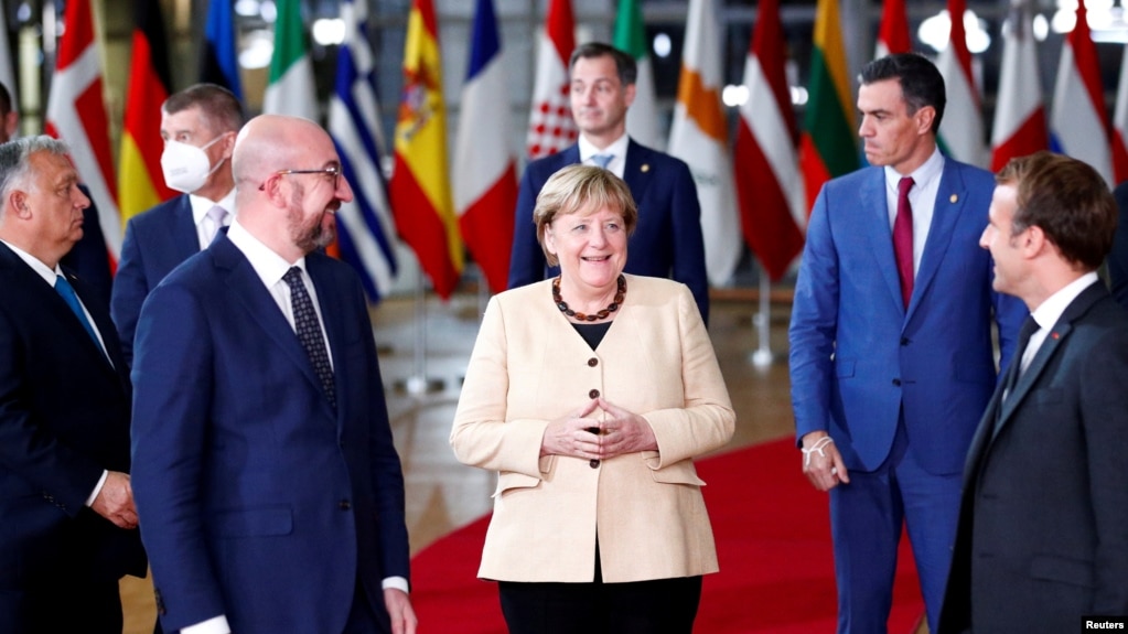 欧洲理事会主席米歇尔、德国总理默克尔、法国总统马克龙和欧洲理事会成员在比利时布鲁塞尔举行的欧盟面对面峰会上合影（2021年10月21日）。(photo:VOA)