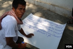 A land dispute villager wrote a petition asking for the intervention from Prime Minister Hun Sen, Phnom Penh, Cambodia, January 11, 2019. (Sun Narin/VOA Khmer)