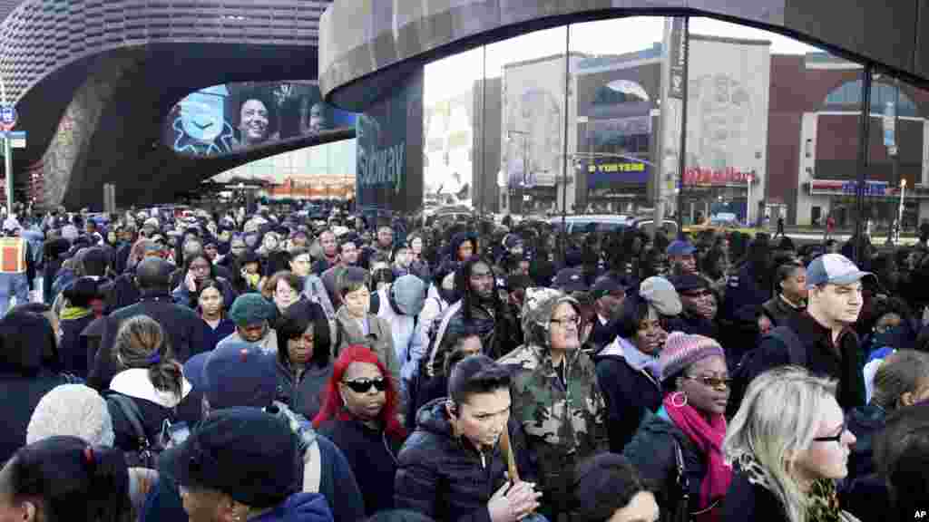 Des usagers attendant les bus &agrave; Manhattan du fait de la fermeture de la plupart des stations de m&eacute;tro 