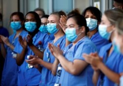 Para pekerja NHS di Rumah Sakit Royal London di tengah pandemi COVID-19 di London, Inggris, 28 Mei 2020. (REUTERS)