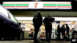 Petugas-petugas imigrasi AS (ICE) menggerebek sebuah toko 7-Eleven di Los Angeles, Rabu (10/1). 