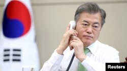 Le président sud-coréen Moon Jae-in s'entretient par téléphone avec le président chinois Xi Jinping à Séoul, en Corée du Sud, le 4 mai 2018.