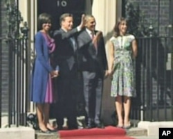 Britanski premijer David Cameron i predsjednik SAD Barack Obama sa suprugama ispred premijerske rezidencije u Downing Streetu