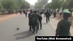 A video purportedly shows Nigerian military forces clashing with members of a Shi'ite Muslim sect.