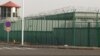 在中國西部新疆地區阿圖什崑山工業園區，周圍可以看到一座警衛塔和帶刺鐵絲網的一處設施。這是新疆地區越來越多的拘留營之一。