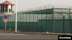 在中国西部新疆地区阿图什昆山工业园区，周围可以看到一座警卫塔和带刺铁丝网的一处设施。这是新疆地区越来越多的拘留营之一。