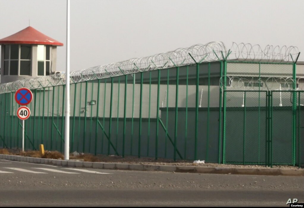 在中国西部新疆地区阿图什昆山工业园区，周围可以看到一座警卫塔和带刺铁丝网的一处设施。这是新疆地区越来越多的拘留营之一。(photo:VOA)