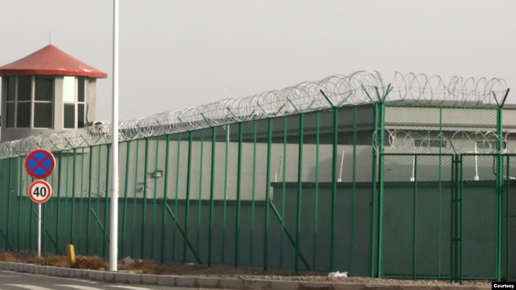 資料照:在中國西部新疆地區阿圖什崑山工業園區,周圍可以看到一座警衛塔和帶刺鐵絲網的一處設施。 這是新疆地區越來越多的拘留營之一。