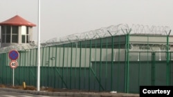 在中國西部新疆地區阿圖什崑山工業園區，周圍可以看到一座警衛塔和帶刺鐵絲網的一處設施。這是新疆地區越來越多的拘留營之一。