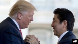 Tổng thống Hoa Kỳ Donald Trump và Thủ tướng Nhật bản Shinzo Abe tại Toà Bạch Ốc, ngày 10 tháng 02 năm 2017. 