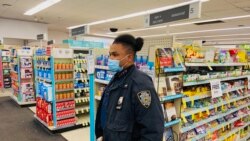 Una oficial de policía en Nueva York, usa máscara sanitaria para protegerse de la COVID-19 . Abril 15 de 2020.