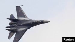 Pesawat jet tempur Sukhoi Su-35 terbang di atas bandara Le Bourget, dekat Paris, dua hari menjelang penyelenggaraan acara "Paris Air Show", 15 Juni 2013. (Foto: dok).