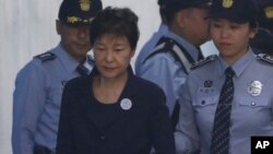 前韩国总统朴槿惠到达韩国首尔的法院(2017年5月23日)