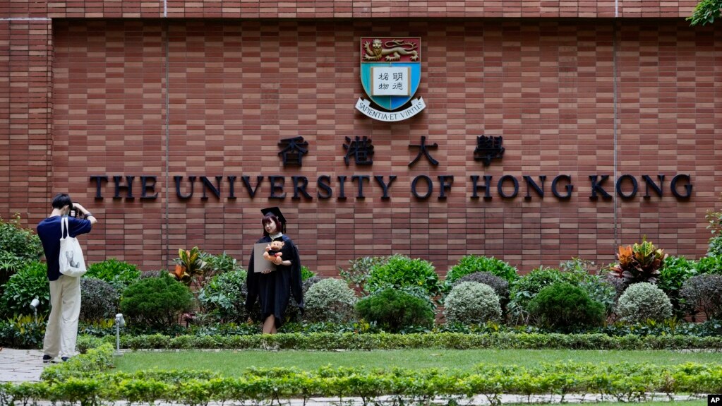 资料照：香港大学学生在校园拍照。（2021年7月16日）(photo:VOA)