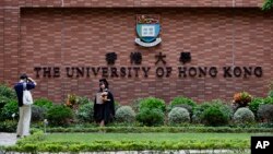 资料照：香港大学学生在校园拍照。（2021年7月16日）