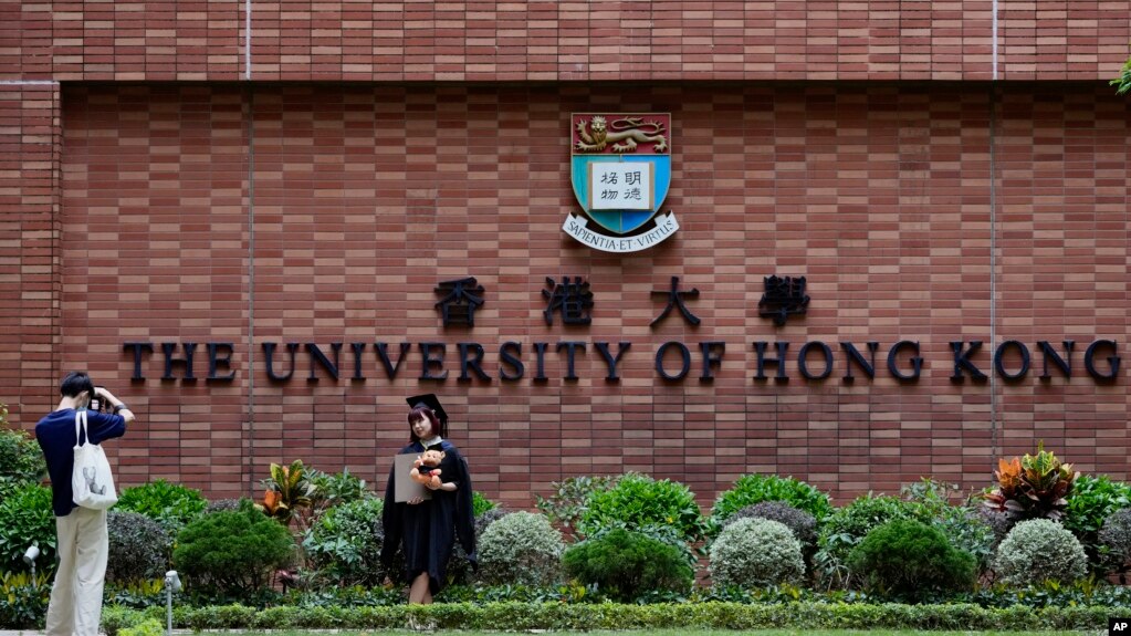 香港大学学生在校园拍照。（2021年7月16日）(photo:VOA)