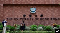 香港大学学生在校园拍照。（2021年7月16日）