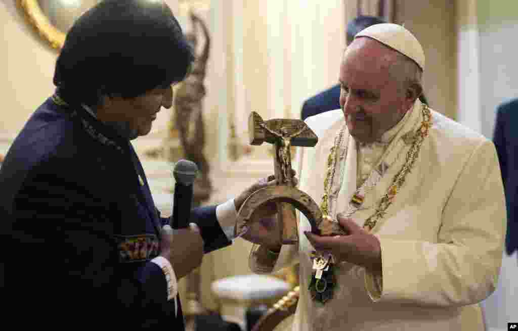 O Presidente da Bolívia ofereceu ao Papa Francis com um crusifixo esculpido num martelo e foice da madeira, o símbolo da união do trabalho e dos camponeses, em La Paz, Bolívia, 8 de Julho, 2015.