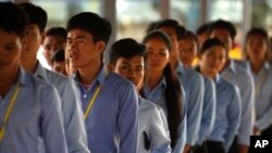 Cambodian students enter the courtroom before the hearings against two former Khmer Rouge senior leaders in the U.N.-backed war crimes tribunal on the outskirts of Phnom Penh, Cambodia, Nov. 16, 2018.