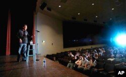 Komedian Lewis Black mengajar kelas komedi di Universitas North Carolina, Chapel Hill, 24 Maret 2006. (Foto: AP)