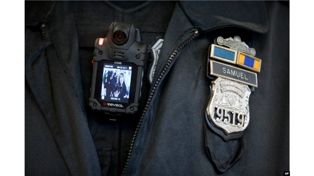 Arhiva - Filadelfijski policajac demonstrira korišćenje kamere koja se montira na uniformu policajca, tokom pilot projekta u Filadelfiji, 11. decembra 2014.