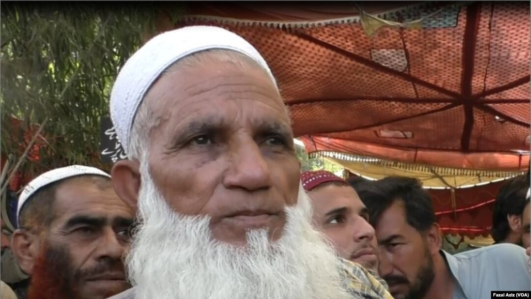 د سوات سره تعلق لرونکی خواري کښ صاحب الدين وايي ږيره مې په دې بندر کې سپينه شوه