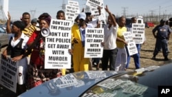 Familiares de mineiros protestam durante uma visita dos membros da comissão a Maranika