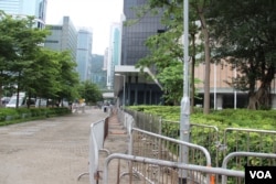 香港立法會外三層防護圍欄 （美國之音申華拍攝）
