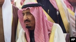 Raja Salman saat menghadiri pemakaman Raja Abdullah di Riyadh (23/1).