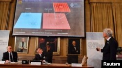 Thomas Hans Hansson (phải), một trong những thành viên của Viện Khoa học Hoàng Gia, phát biểu trong một cuộc họp báo công bố người chiến thắng của giải thưởng Nobel Vật lý 2016 tại Stockholm, Thụy Điển, 04 tháng 10 năm 2016.