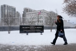 Kedutaan Besar AS di Kyiv, Ukraina, Senin, 24 Januari 2022. (Efrem Lukatsky/AP)