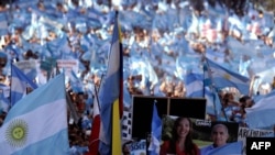 Seguidores del presidente argentino Mauricio Macri asisten a una concentración a favor del mandatario el sábado 19 de octubre de 2018, en Buenos Aires. AFP/Alejandro Pagni.