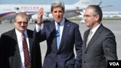 ທ່ານ John Kerry (ກາງ) ທ່ານ Yuri Filarov ຈາກກົມພິທີການທູດ ກະຊວງການຕ່າງປະເທດ (ຂວາ) ແລະທ່ານ Alexandr Darchiyev ກົມອາເມຣິກາເໜືອ ກະຊວງການຕ່າງປະເທດຣັດເຊຍ . 