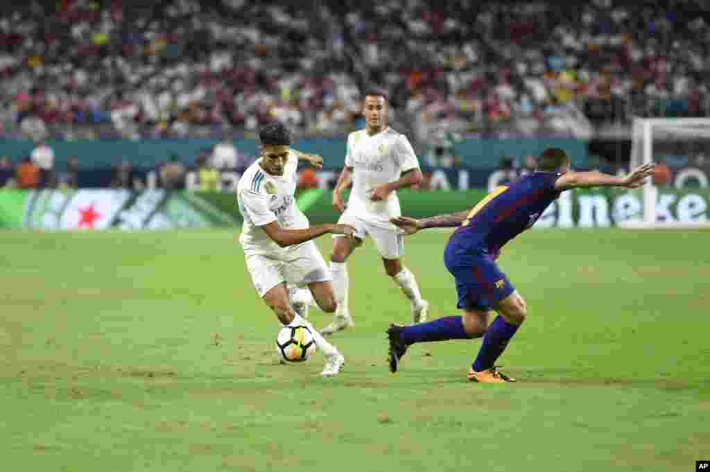 Achraf Hakimi du Real Madrid passe le joueur&nbsp;Paco Alcacer &nbsp;du FC Barcelone, le 29 juillet 2017, à Miami.