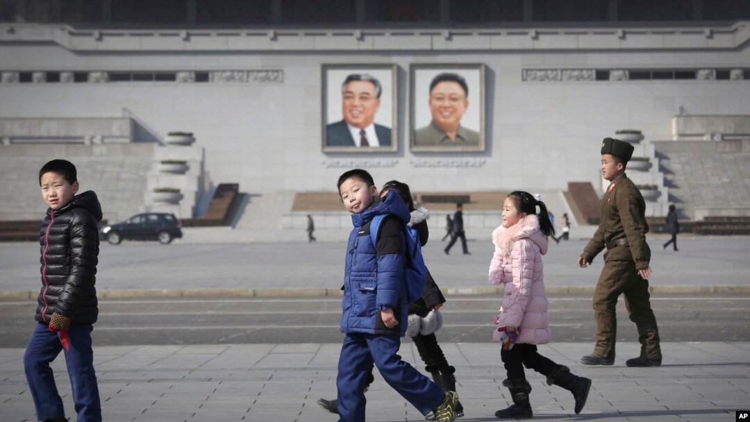 지난 13일 김일성, 김정일 초상화가 걸려있는 평양 광장에서 북한 주민들이 오가고 있다.