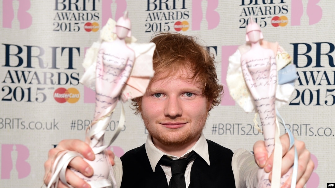 Penyanyi dan penulis lagu asal Inggris, Ed Sheeran, berpose bersama penghargaan BRIT Awards 2015. (AFP/Leon Neal)