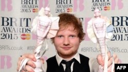 Penyanyi dan penulis lagu asal Inggris, Ed Sheeran, berpose bersama penghargaan BRIT Awards 2015. (AFP/Leon Neal)