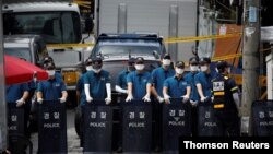 21일 한국 서울에서 경찰관들이 신종 코로나바이러스 집단 감염이 발생한 사랑제일교회 주변을 통제하고 있다.