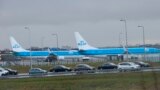 تصویری از دو فروند هواپیمای شرکت هواپیمایی سلطنتی «کی‌ال‌ام» هلند در فرودگاه «شیپول» در حومه آمستردام، هلند. (آرشیو)