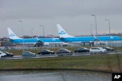 تصویری از دو فروند هواپیمای شرکت هواپیمایی سلطنتی «کی‌ال‌ام» هلند در فرودگاه «شیپول» در حومه آمستردام، هلند. (آرشیو)