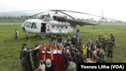 Persiapan kegiatan disinseksi menggunakan Helikopter Mi.8 di Lapangan Helipad Bandara Mutiara Sis Al Jufri Palu, 18 Oktober 2018. (Foto: VOA/Yoanes Litha)