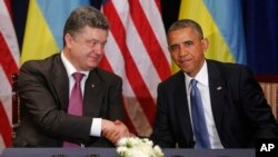 Presiden Barack Obama berjabat tangan dengan presiden terpilih Ukraina Petro Poroshenko di Warsawa, Polandia (3/6).