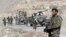 Des soldats de l'Armée nationale afghane (ANA) surveillent les environs à un poste de contrôle dans la province de Logar, en Afghanistan, le 16 février 2016.