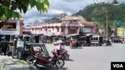 Suasana di pusat kota Takegon, ibukota provinsi Aceh Tengah (VOA/Budi Nahaba).